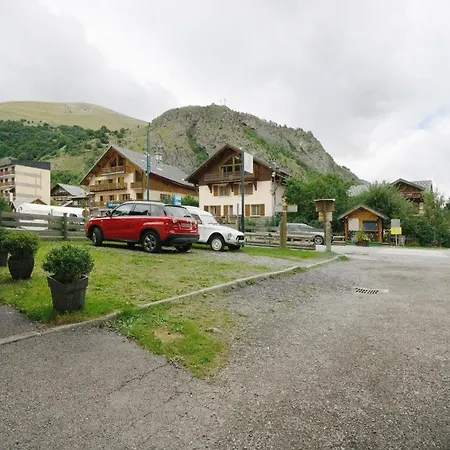 - Les Ecrins 2 *